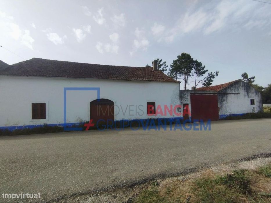 Moradia com armazém e Terreno