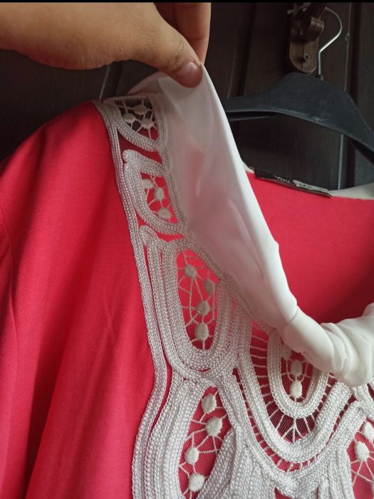 Piękna elegancka bluzka w kolorze fuksji ze zdobieniem r 48