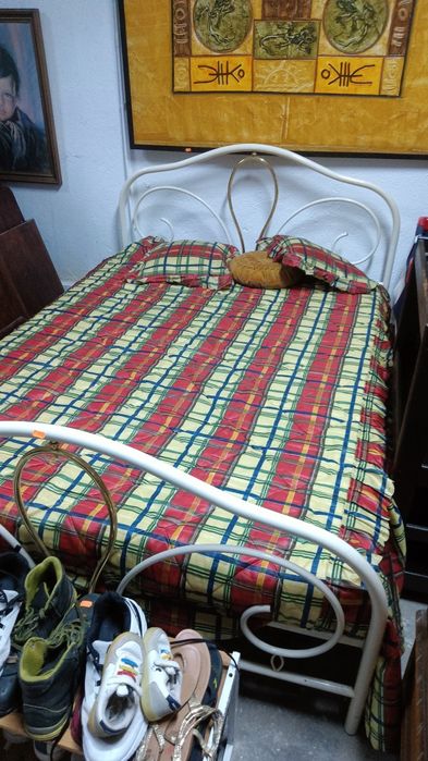 Cama de casal em ferro com estrado e colchão