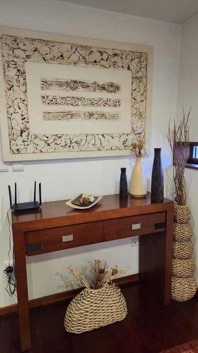 Conjunto de jarras e pratos decorativos em cerâmica bege e castanho