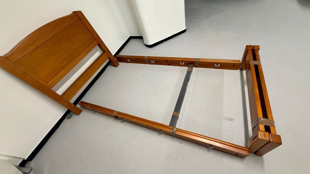 Vendo Cama Solteiro – Com Colchão Incluído!