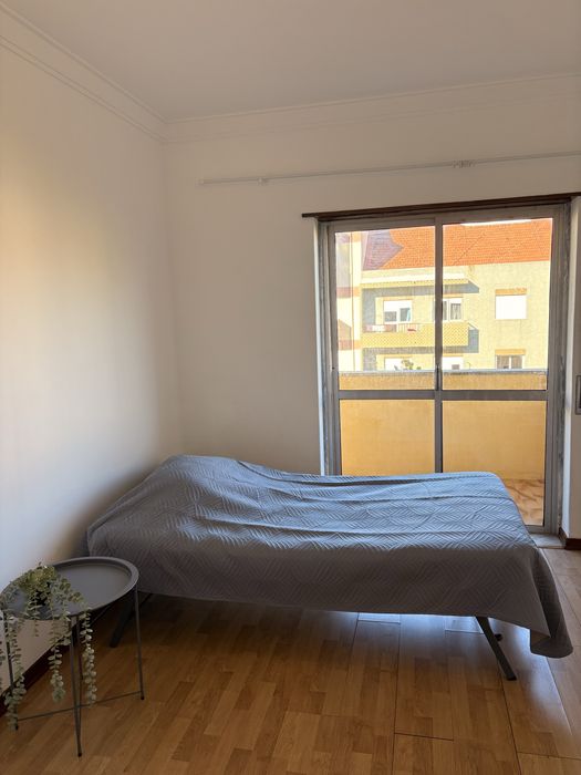 Quarto em almada com varanda