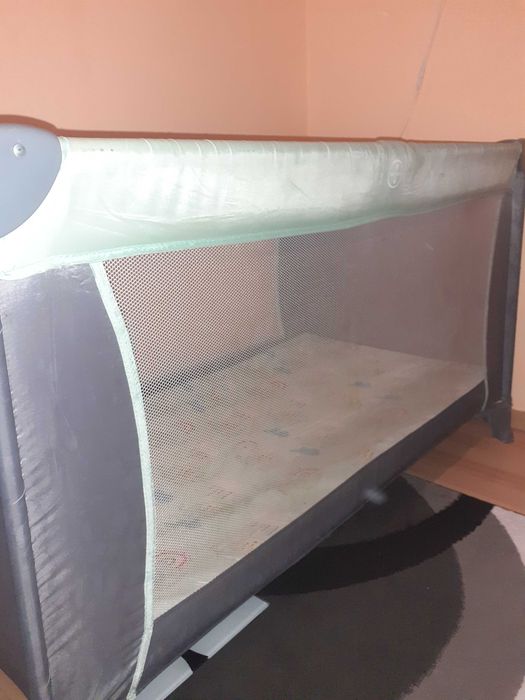 Łóżeczko turystyczne z materacem