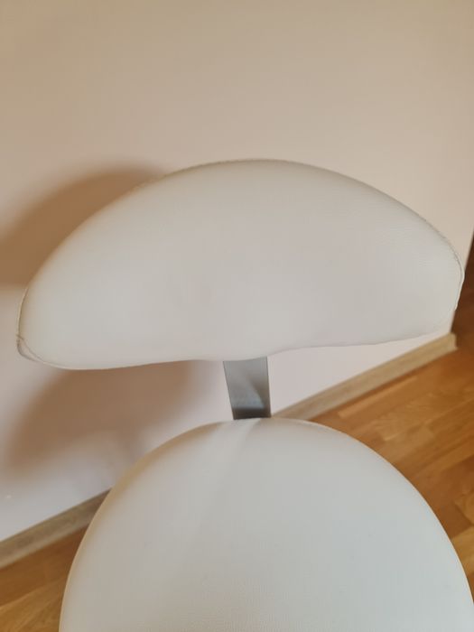 Krzesło dentystyczne/podologiczne, siodłowe z oparciem,białe.