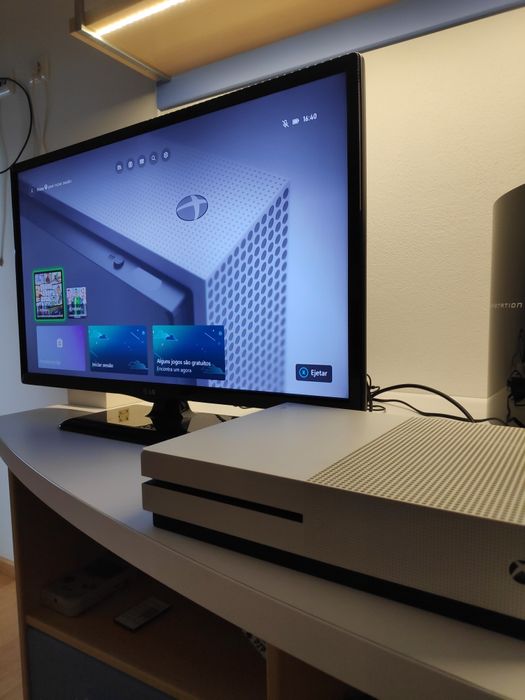 Consola Xbox One S com comando e jogo