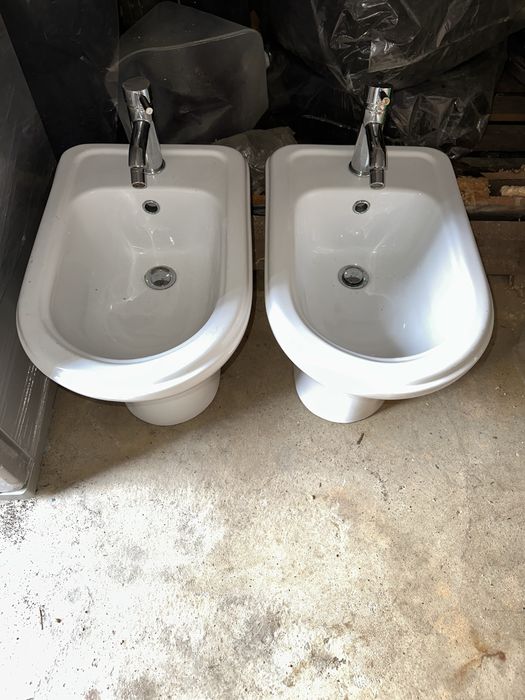 2 Bidés SANINDUSA com torneira