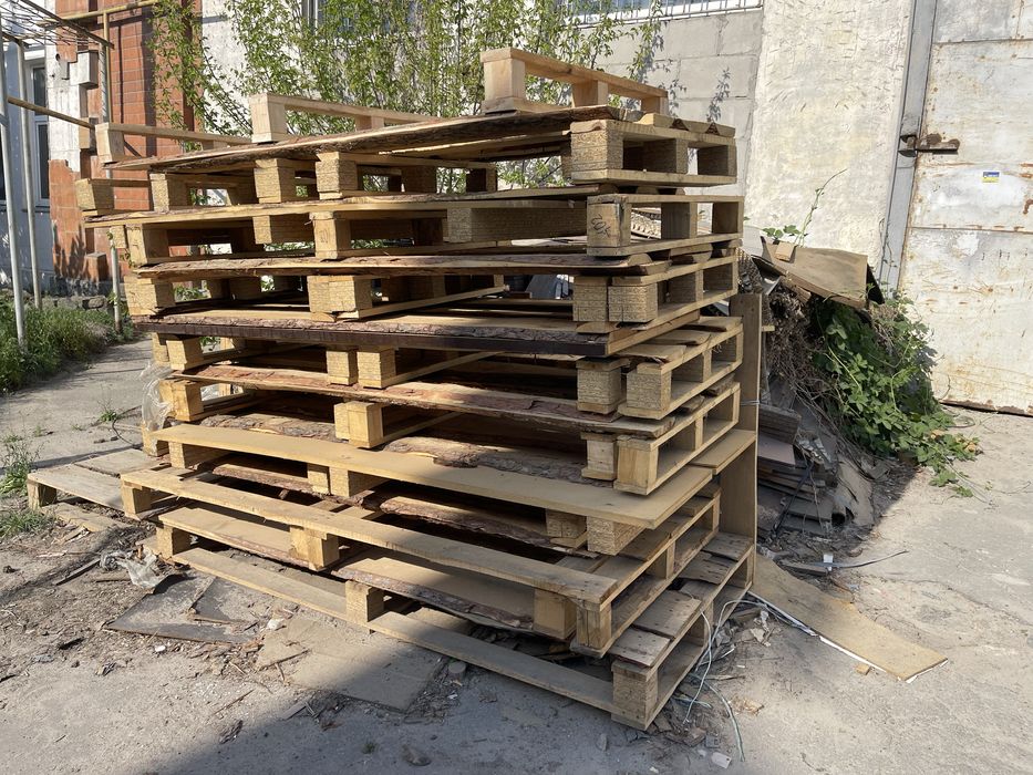 Продам Піддони деревʼяні великого  розміру.