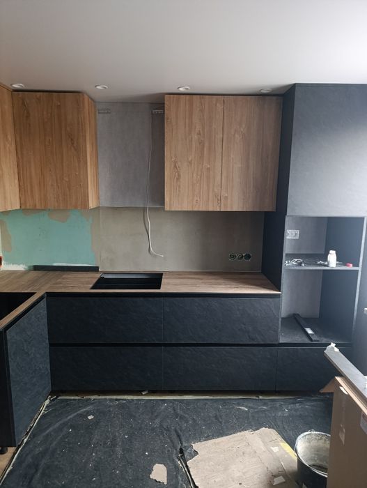 Кухня .розміри 3000/3000/2400висота матеріал егер.стільниця hpl.