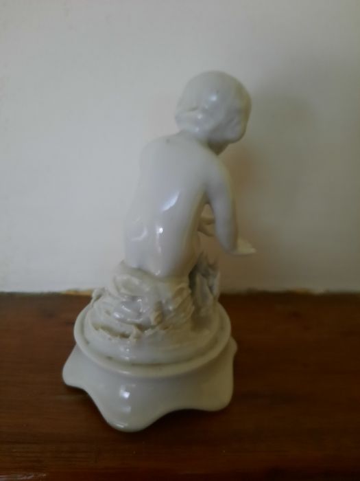 Estátua "inverno " biscuit branco 4 estações  Artibus