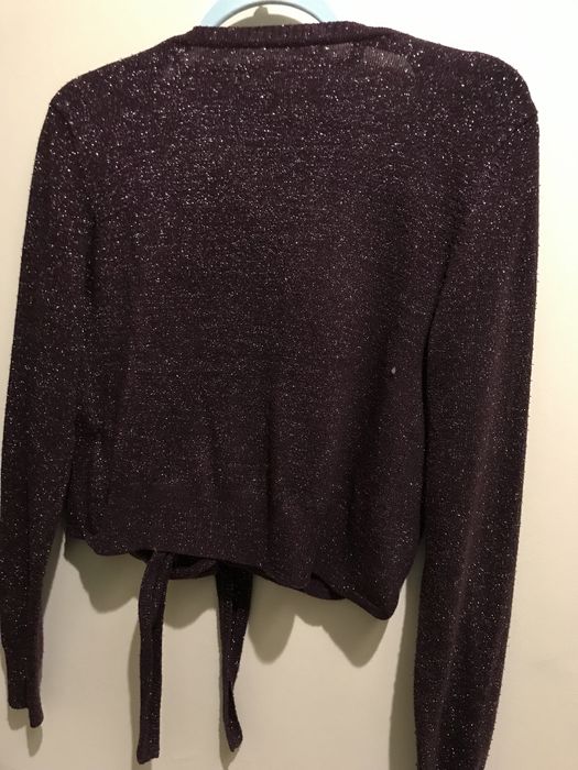 Sweterek narzutka ze srebrzystymi nitkami typu brokat