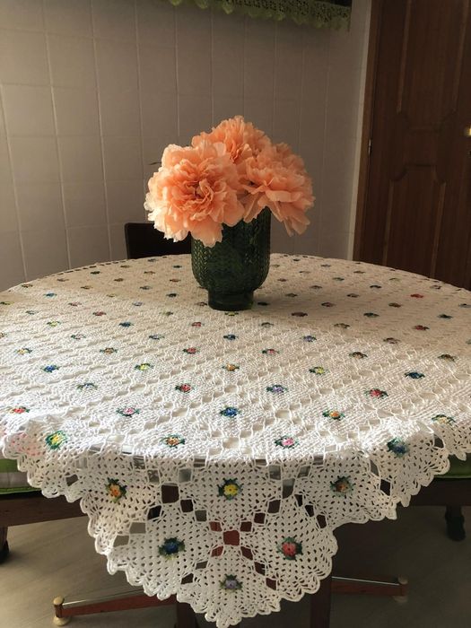 Toalha em renda feita à mão com padrão de flores coloridas