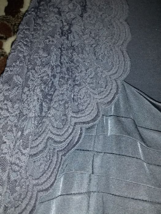 Женское платье серого цвета с гипюром.Стрейч