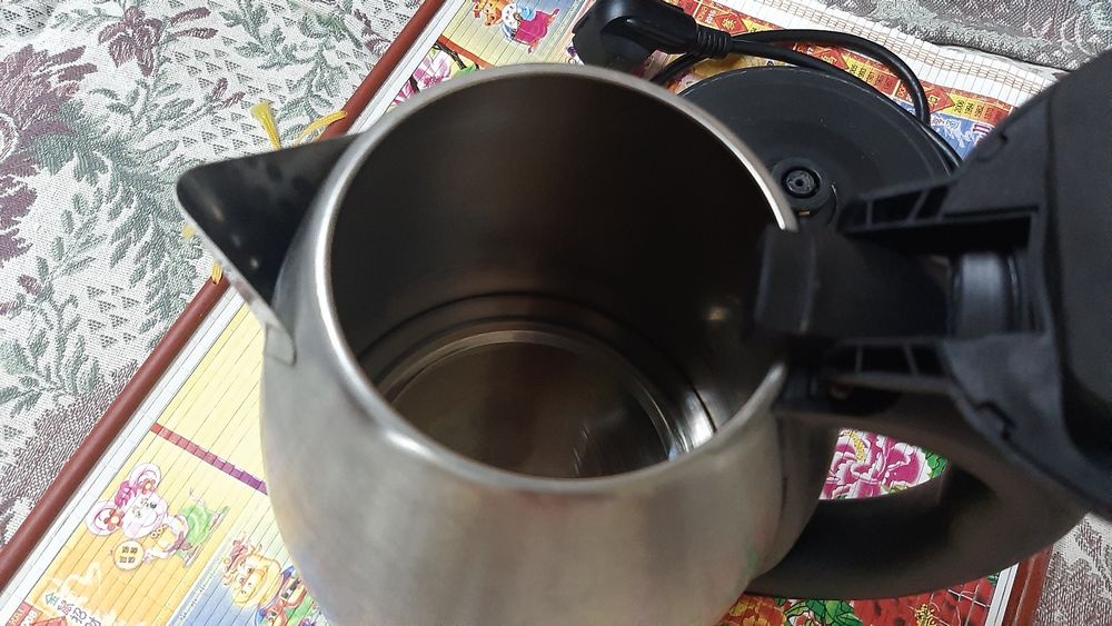 электро чайники из нержавейки и  Фирменный РOLARIS из Германии.