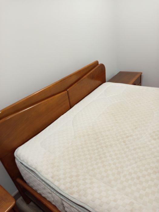 Mobília de quarto com duas mesas de cabeceira cómoda e cadeira