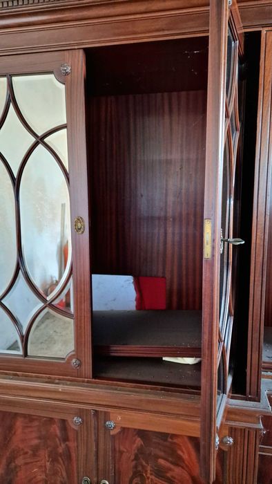 Móvel estilo inglês em Mogno em Bom estado