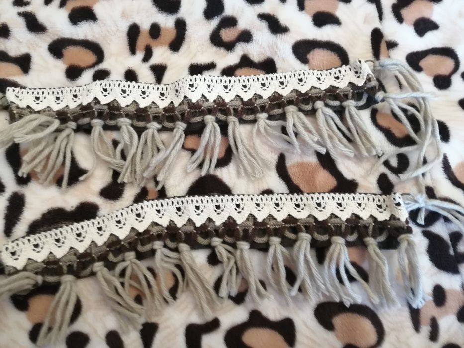 Castiçais para velas e um conjunto de franjas para calças