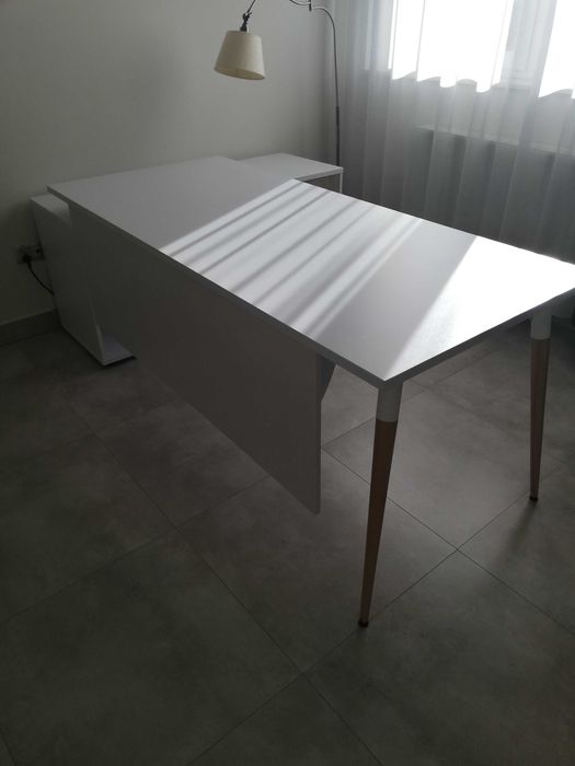 Biurko z pomocnikiem