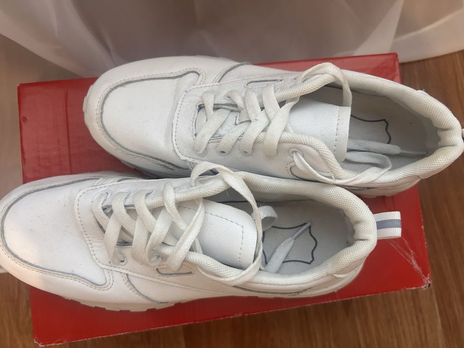 Кросівки жіночі білі