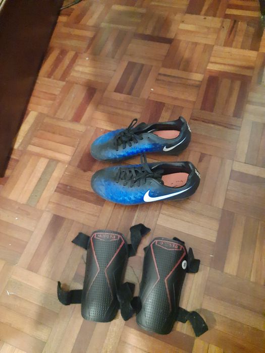 Chuteiras nike 34 e caneleiras