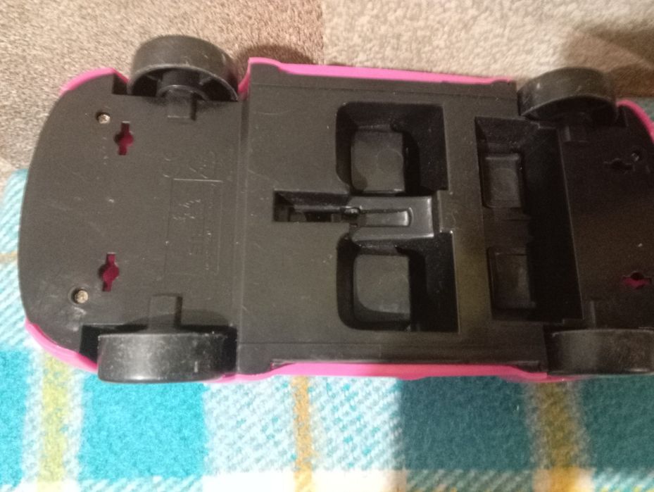 Машинка и три маленьких куколки