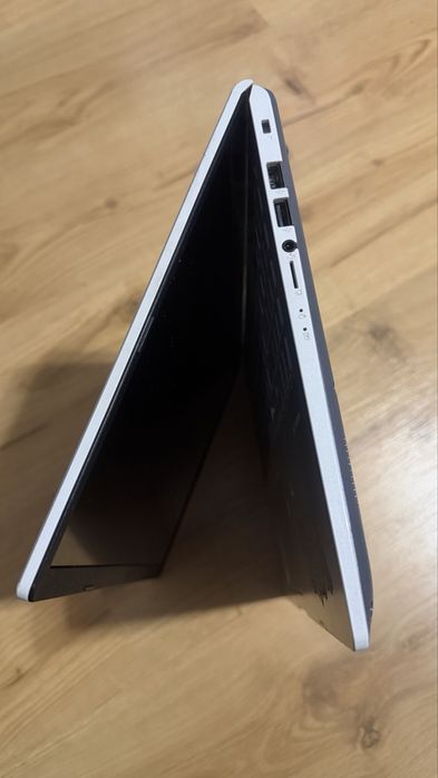 Laptop ASUS x515J uszkodzony