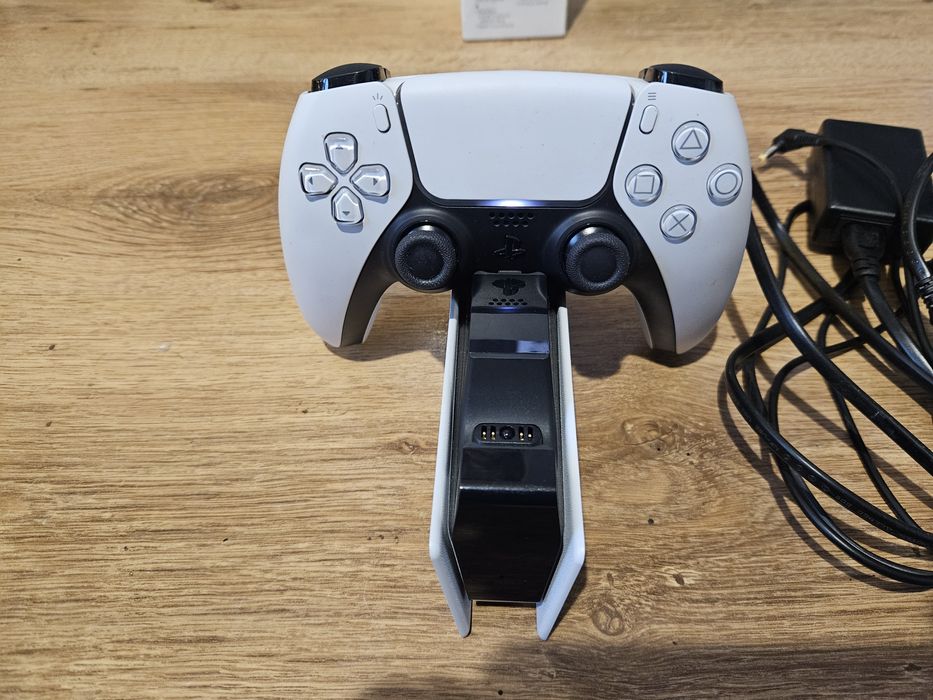 Konsola PlayStation PS5 z napędem, biały pad,, igła