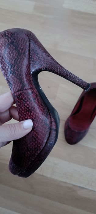 Sapatos vermelhos e pretos, tamanho 35 de salto alto. Tem uma falha de