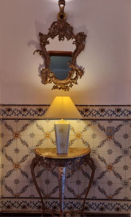 Credência/mesa/aparador vintage em latão maciço com tampo em mármore