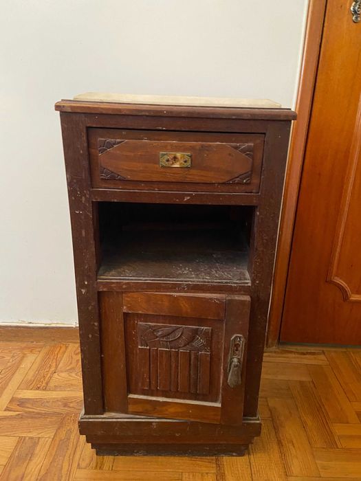 Mesa de cabeceira antiga com tampo em mármore