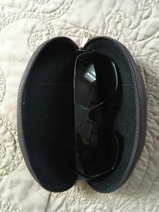 модні сонцезахисні окуляри з чохлом