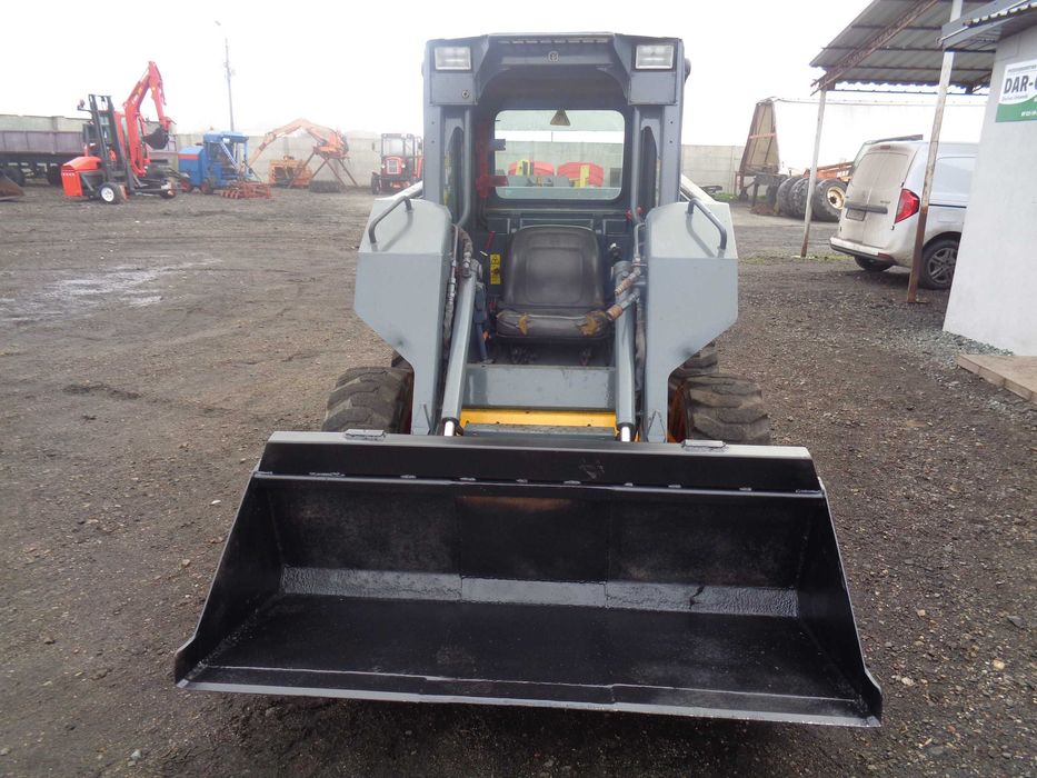 Ładowarka Mini ładowarka NEW HOLLAND LS140 Bobcat