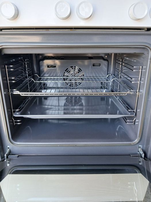 Vendo fogão elétrico, vitrocerâmico. 4 bocas e forno elétrico.  Bom estado