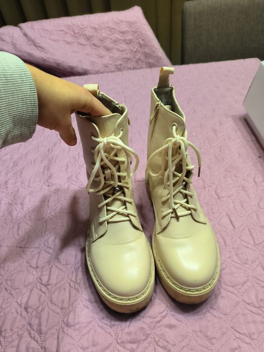 Botins beges mulher