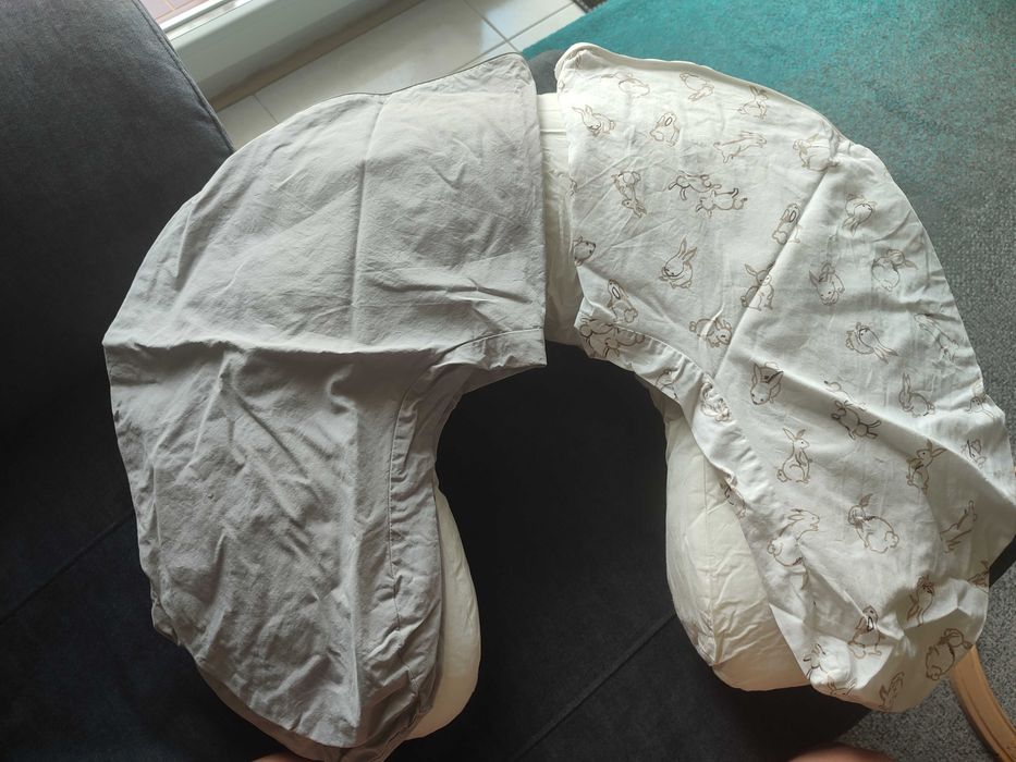 Almofada de amamentação IKEA com 2 capas