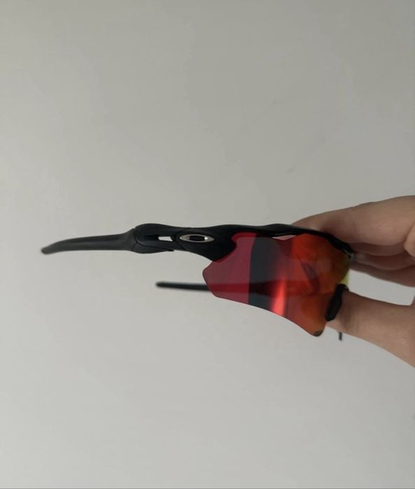 Okulary Oakley czerwone