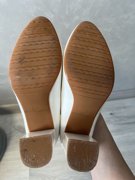 Білі класичні туфлі