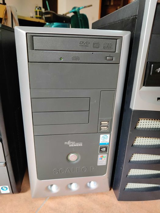 Conjunto 2 computadores a funcionar.