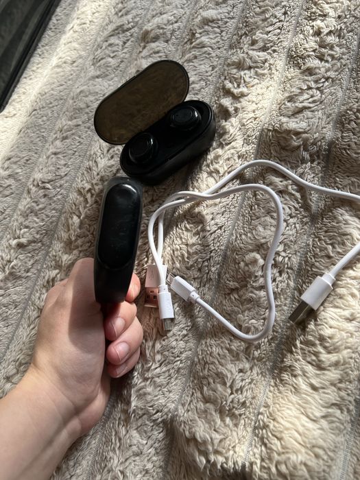 Безпровідні навушники, фітнес трекер