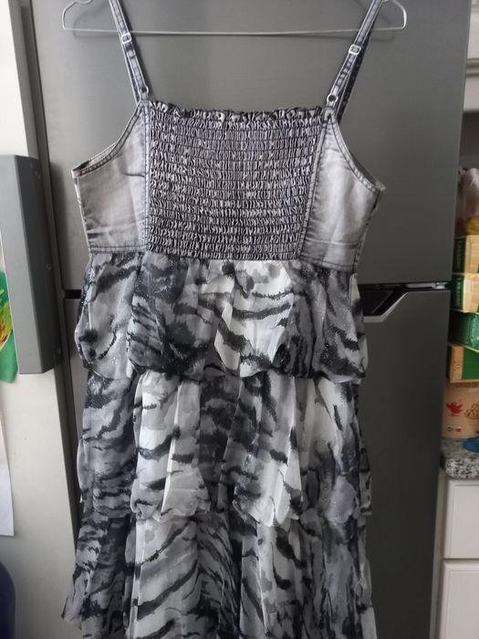Vestido cinzento de cerimónia com alças, folhos e brilhantes