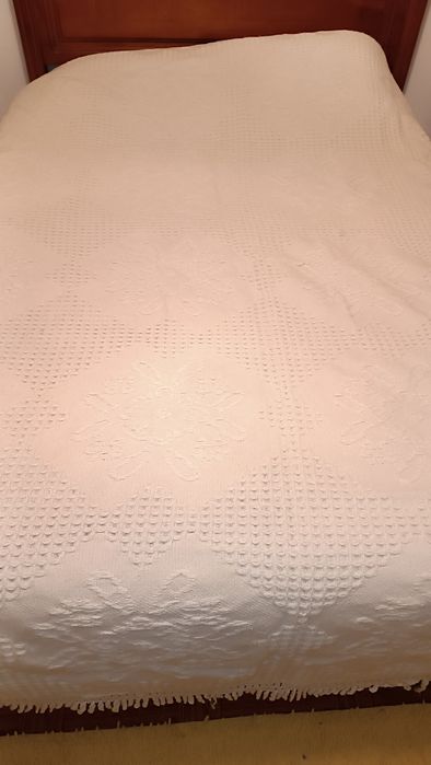 Colcha antiga em lã trabalhada 2,27x1,87m