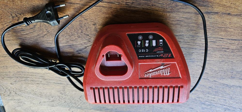 Ładowarka do akumulatorów elektronarzędzi Milwaukee M12 C12C