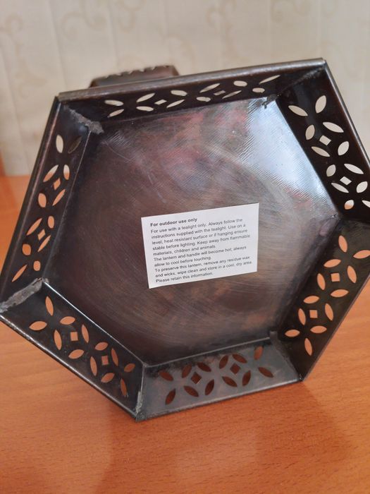 Metalową latarnia że szkłem ornamentowym