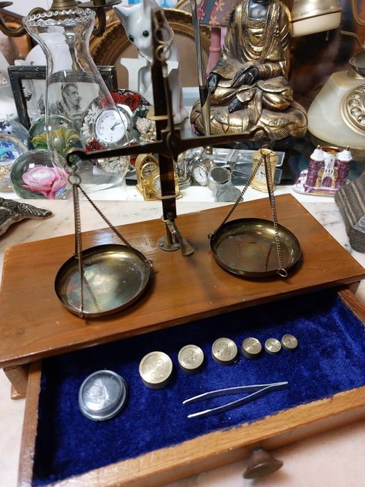 Balança de precisão antiga em estojo de veludo 

Também conhecida como