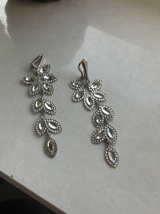 Eleganckie srebrne kolczyki w kształcie liści Swarovski