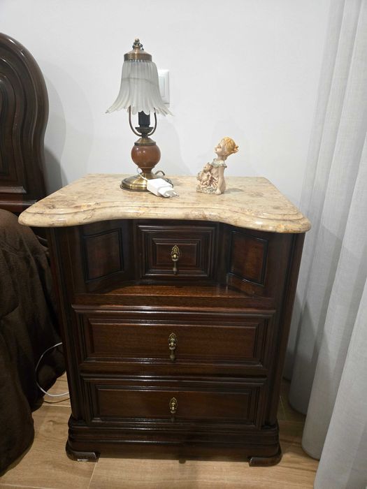 Quarto completo em madeira e tampos em pedra