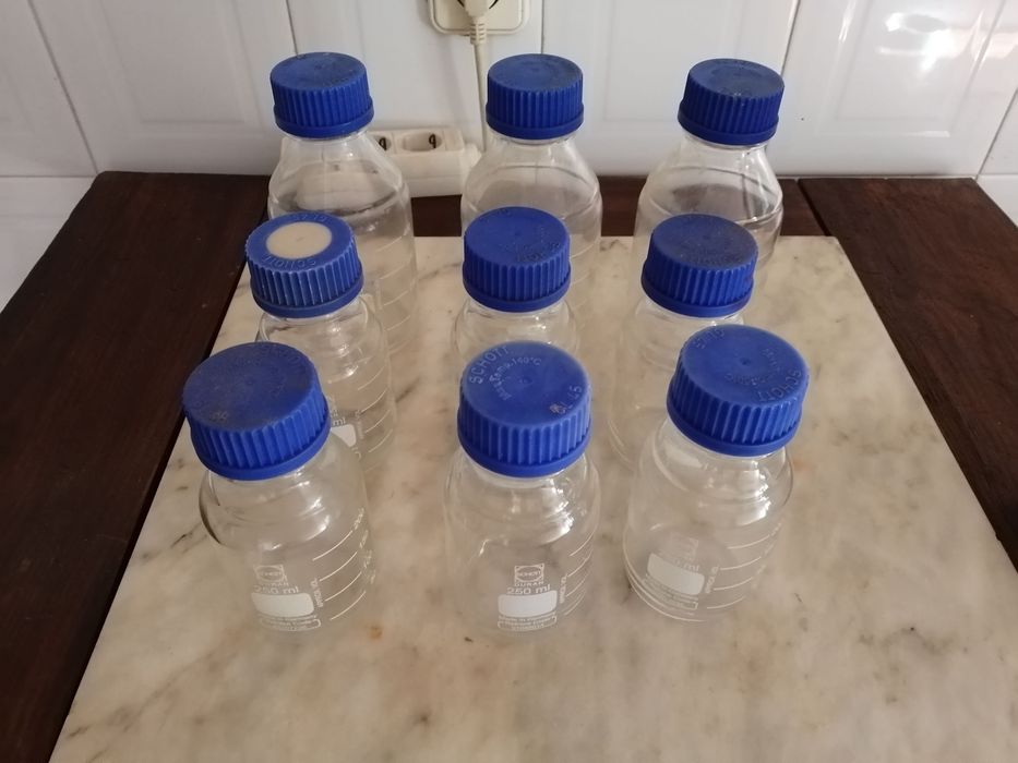 lote de frascos de laboratório para químicos