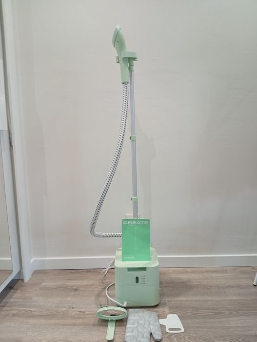 Ferro de engomar de vapor vertical com base