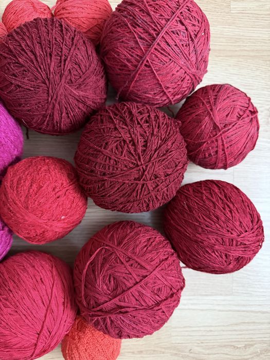 Włóczki różne kolory czerwony różowy