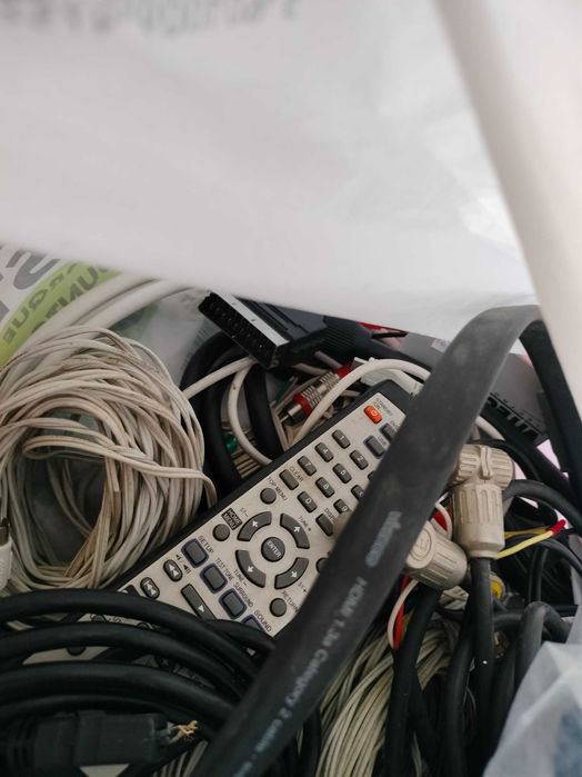 Vendo cabos e outros componentes diversos
