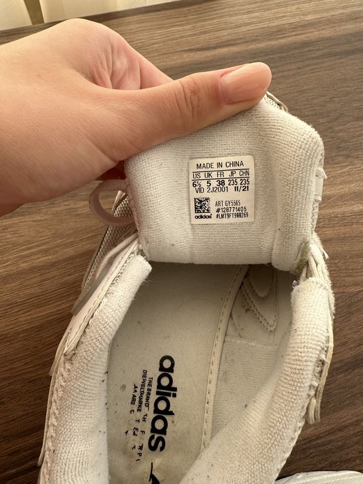 Білі кросівки Adidas